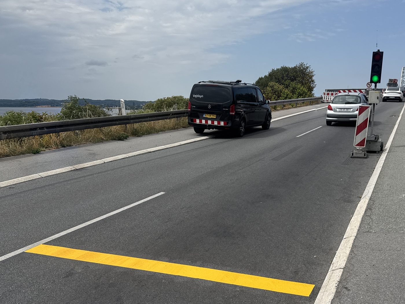 Vejtilsynsbil ved midlertidig afmærkning og trafiksignal på en bro
